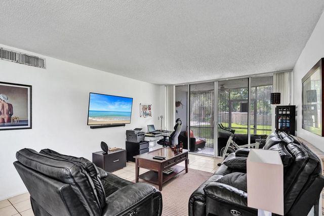 9430 Tangerine Place, Davie, FL 33324