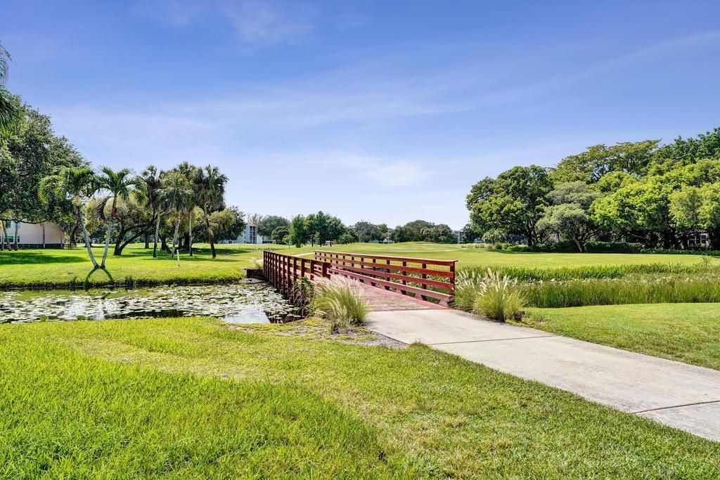 9430 Tangerine Place, Davie, FL 33324
