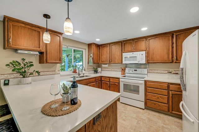 13780 Torrey Pines Dr, Auburn, CA 95602
