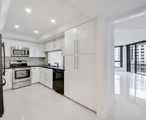 520 Brickell Key Dr A802, Miami, FL 33131