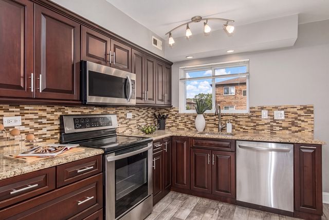 9461 BAY COLONY Drive 1S, Des Plaines, IL 60016