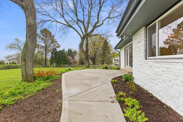7693 Overlook DRIVE, Greendale, WI 53129