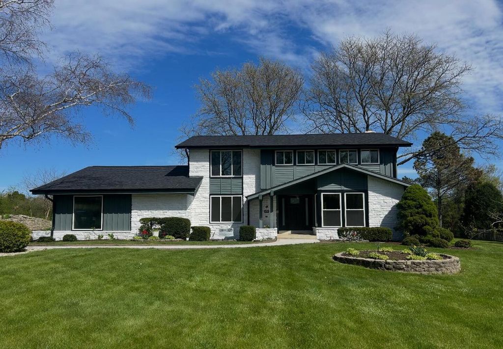 7693 Overlook DRIVE, Greendale, WI 53129