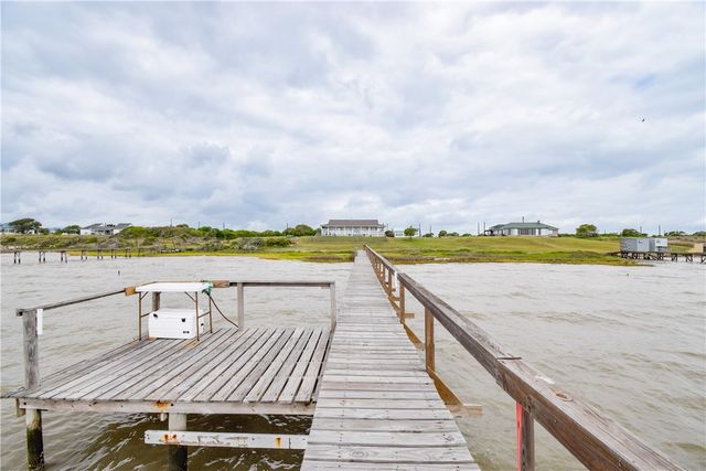2006 First St, Bayside, TX 78340