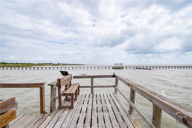 2006 First St, Bayside, TX 78340