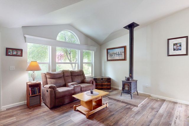 16220 Duggans Rd, Grass Valley, CA 95949
