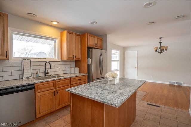 8541 E Wadora Circle NW, North Canton, OH 44720