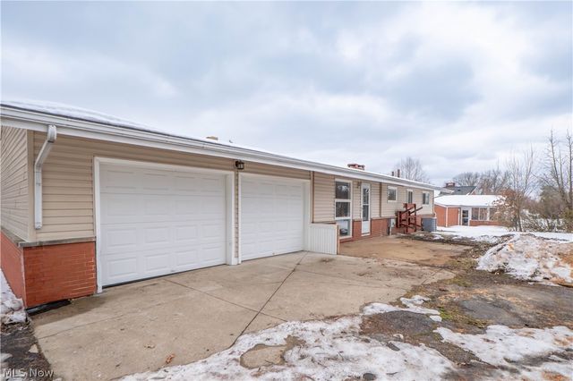 8541 E Wadora Circle NW, North Canton, OH 44720