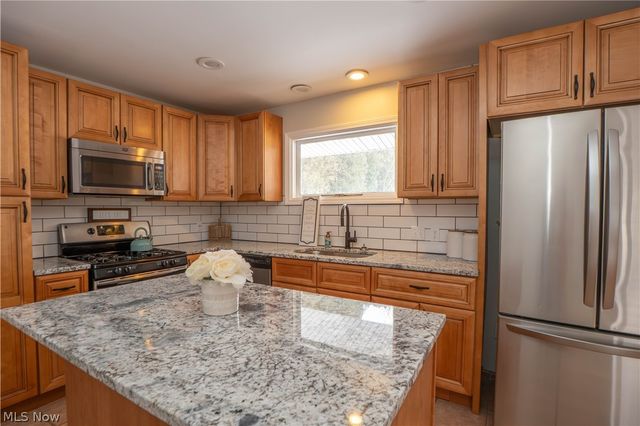 8541 E Wadora Circle NW, North Canton, OH 44720