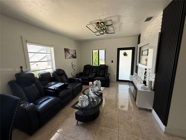 3320 E 10th Avenue, Hialeah, FL 33013