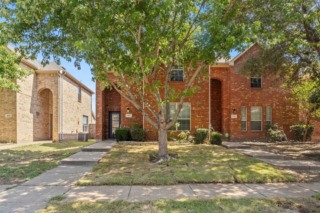 911 Jamie Drive, Grand Prairie, TX 75052