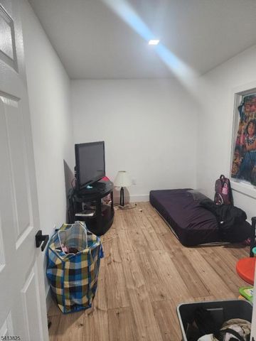 51 Geneva St, Elizabeth City, NJ 07206