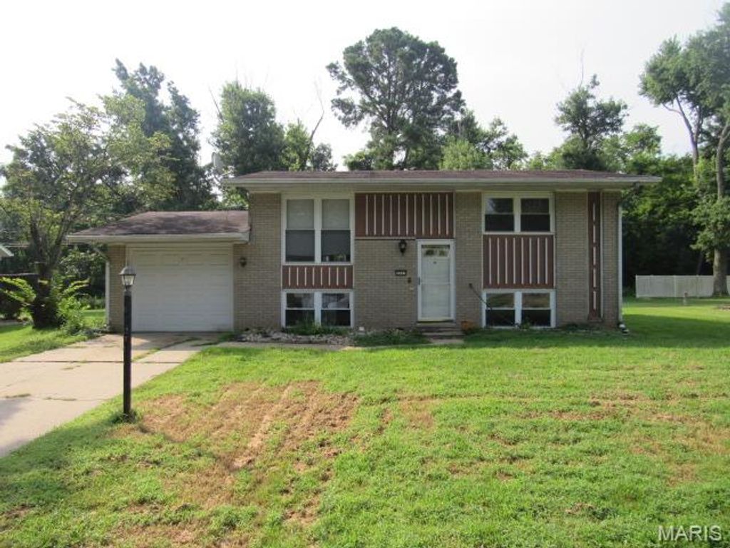 5237 Englewood Drive, Godfrey, IL 62035