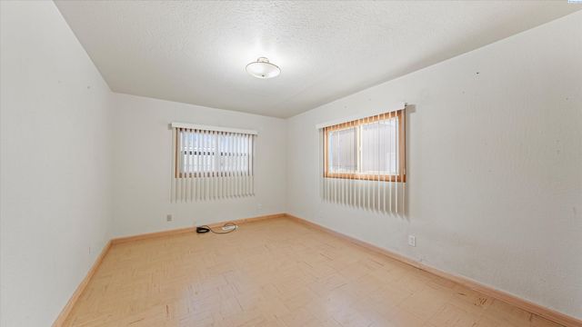 494 S 38th Ave, West Richland, WA 99353