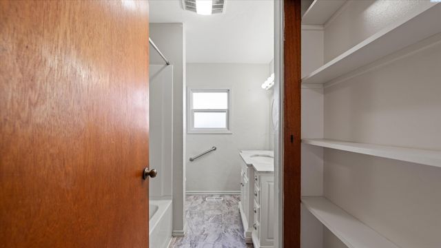 494 S 38th Ave, West Richland, WA 99353