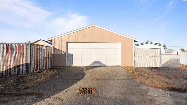 494 S 38th Ave, West Richland, WA 99353