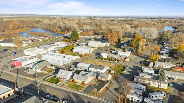 494 S 38th Ave, West Richland, WA 99353