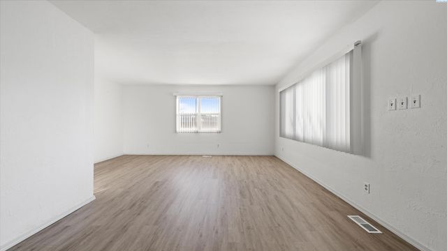 494 S 38th Ave, West Richland, WA 99353