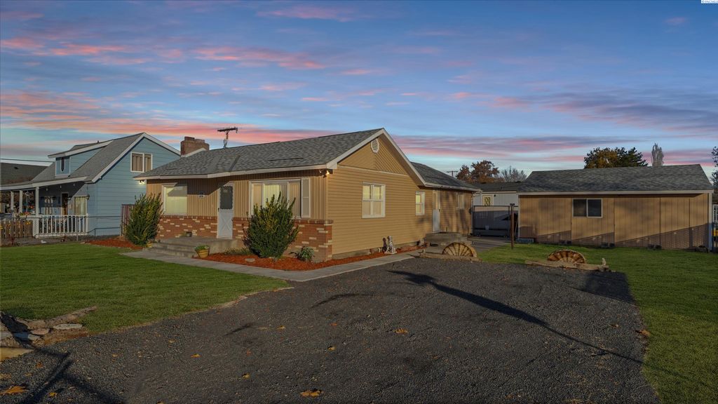 494 S 38th Ave, West Richland, WA 99353