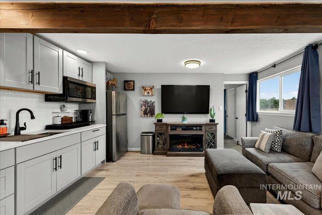 8601 S Cloverdale Rd, Boise, ID 83709