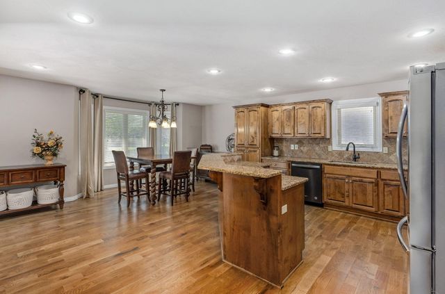 1545 N Oakfair Place, Springfield, MO 65802