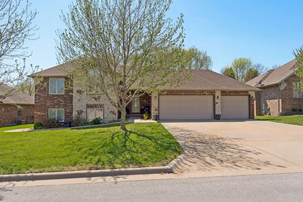 1545 N Oakfair Place, Springfield, MO 65802