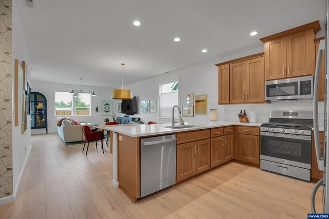 872 Laurel Pl, Silverton, OR 97381