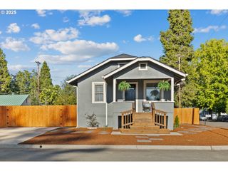 669 W BALLF St, Roseburg, OR 97471