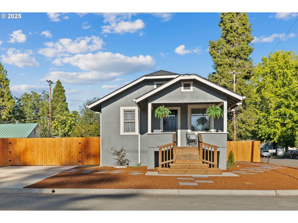 669 W BALLF St, Roseburg, OR 97471
