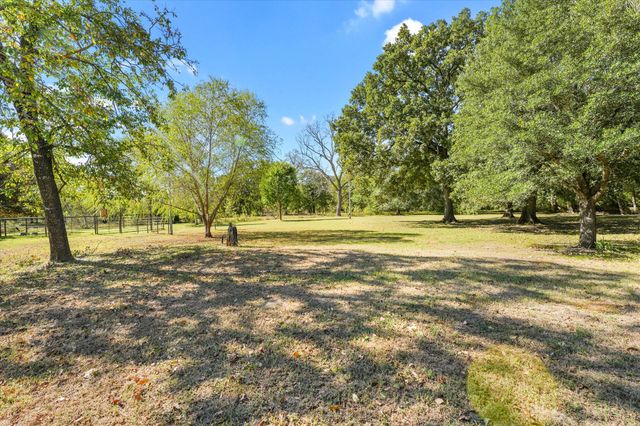 3136 Woodglen Drive, Commerce, TX 75428