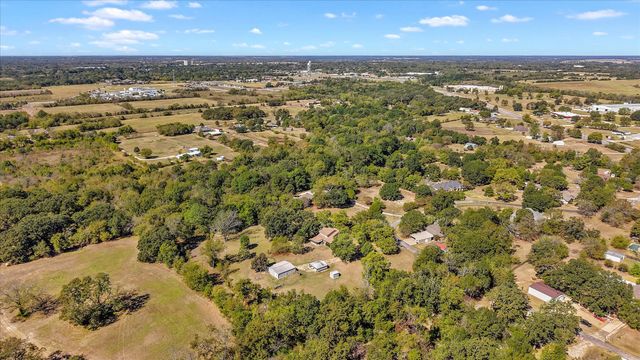 3136 Woodglen Drive, Commerce, TX 75428