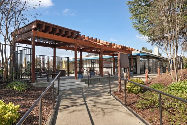 3124 Woods Cir, Davis, CA 95616