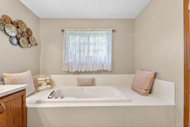 6324 Rossmore Lane, Canal Winchester, OH 43110