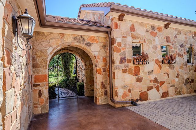 121 Feritti DR, Lakeway, TX 78734