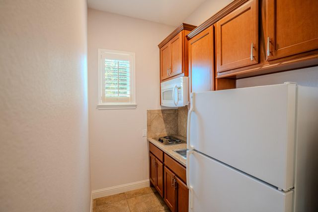 121 Feritti DR, Lakeway, TX 78734
