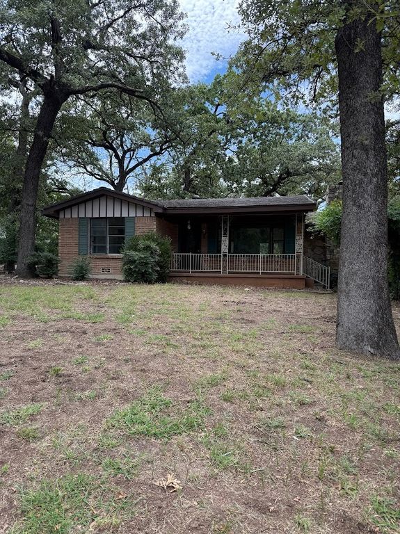 921 Red Bud Drive, Azle, TX 76020