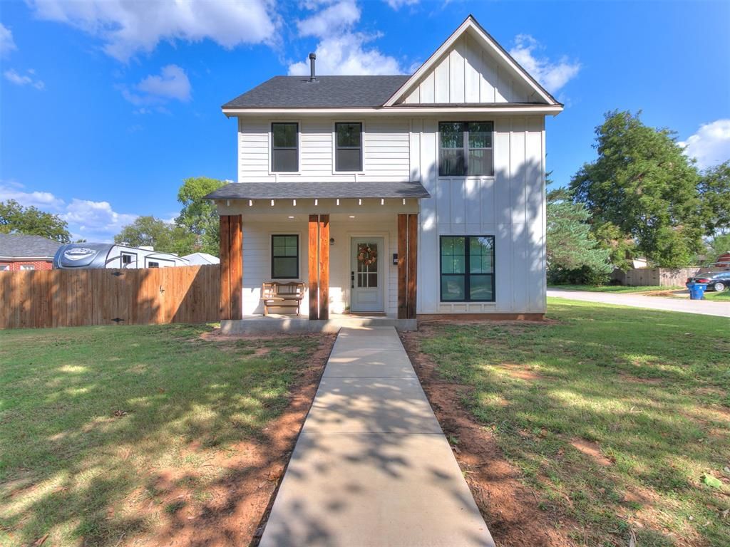 Image 2 of property listing at 1027 S 7th Street, Chickasha, OK 73018