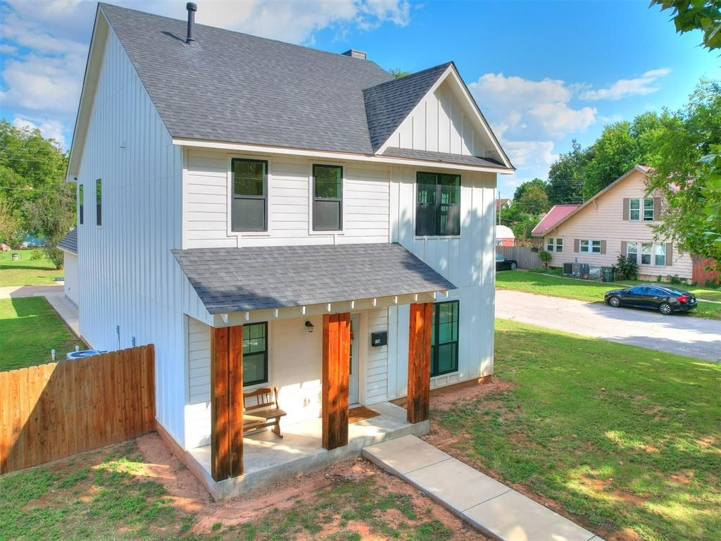 Image 3 of property listing at 1027 S 7th Street, Chickasha, OK 73018