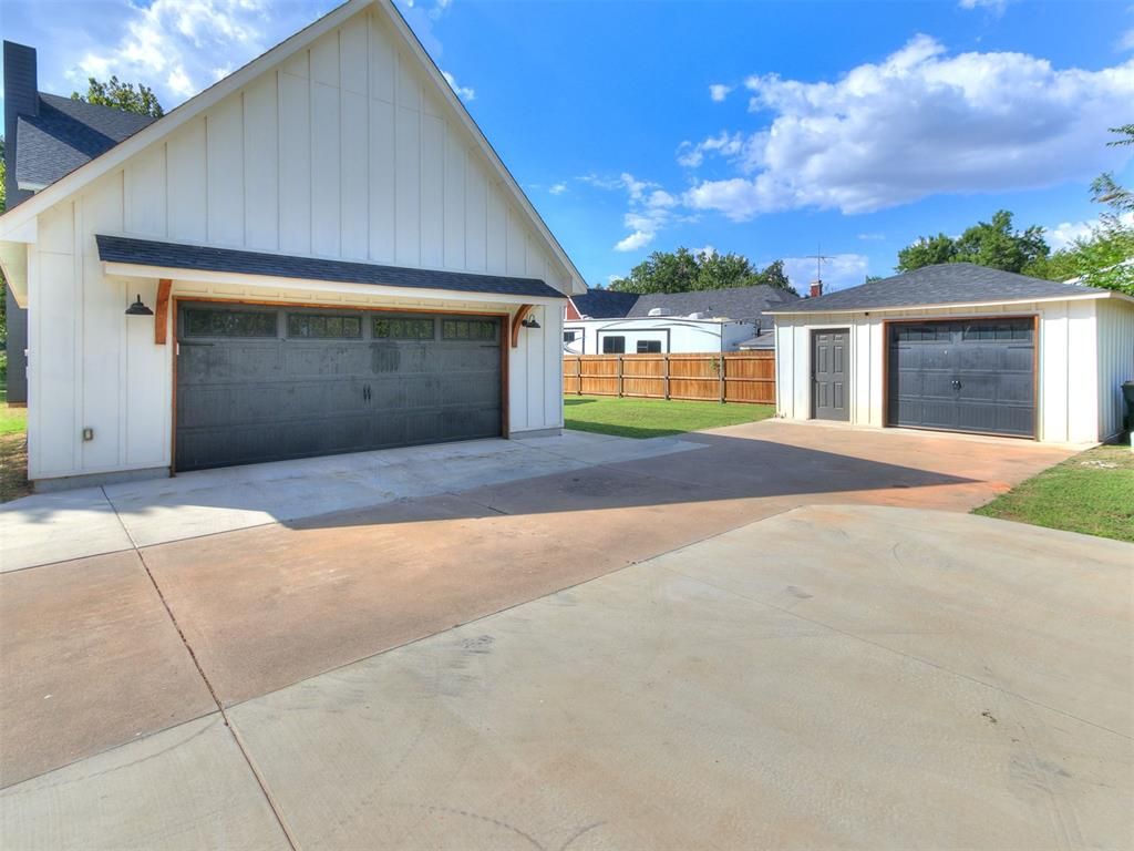 Image 5 of property listing at 1027 S 7th Street, Chickasha, OK 73018