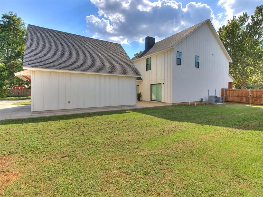 Image 7 of property listing at 1027 S 7th Street, Chickasha, OK 73018