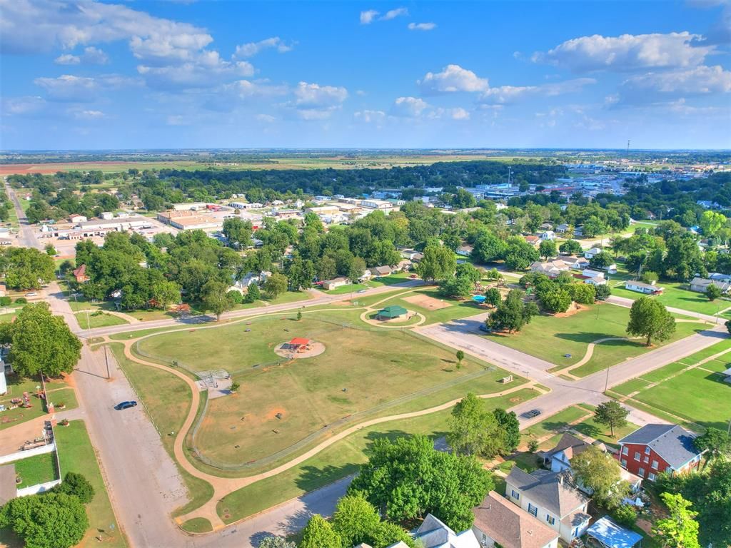 Image 10 of property listing at 1027 S 7th Street, Chickasha, OK 73018