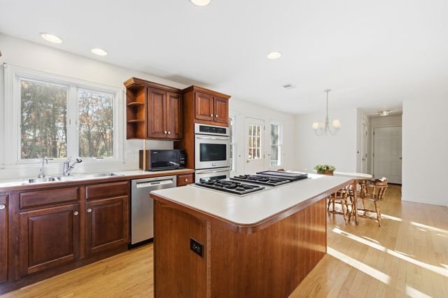 34 McKenna Ridge Road, East Falmouth, MA 02536