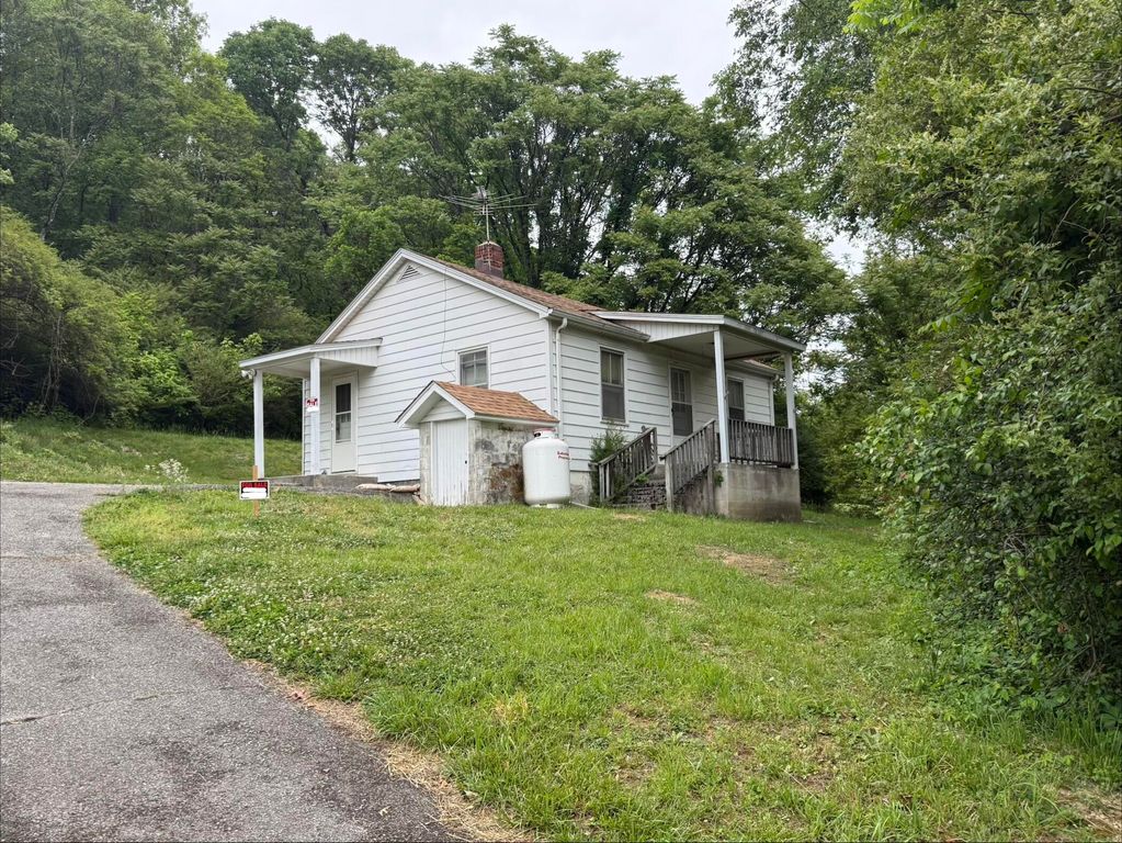 111 Spring Hollow RD, Troutville, VA 24175