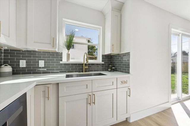 212 N Forrest Avenue, La Porte, TX 77571