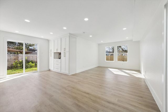 212 N Forrest Avenue, La Porte, TX 77571