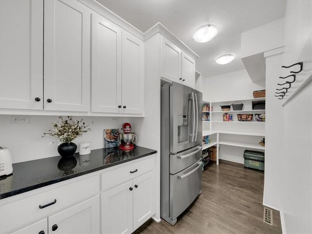11901 W 160th Place, Overland Park, KS 66221