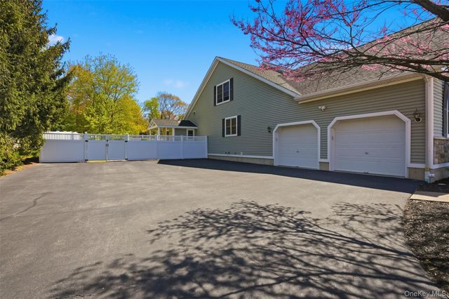 86 Sandy Pines Boulevard, Hopewell Junction, NY 12533