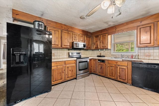 69 Sandersdale Rd, Charlton, MA 01507