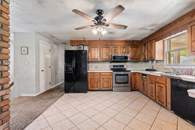69 Sandersdale Rd, Charlton, MA 01507