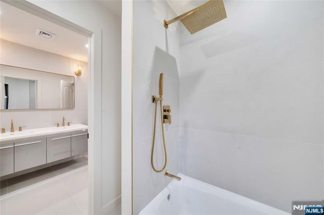 468 Morse Avenue, Ridgefield, NJ 07657
